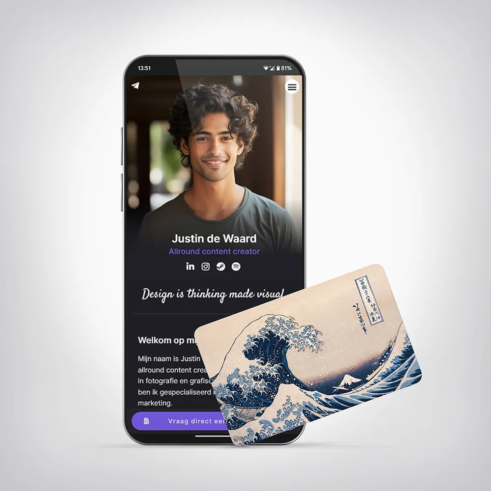 NFC Visitekaart The Great Wave — tegen een telefoon gehouden