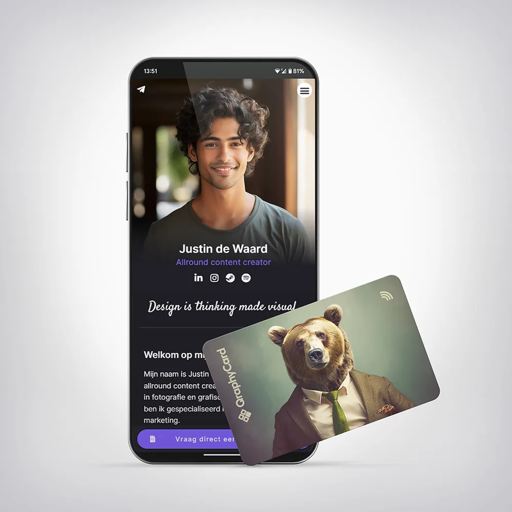 NFC Visitekaart Animals inc. – Beer — tegen een telefoon gehouden