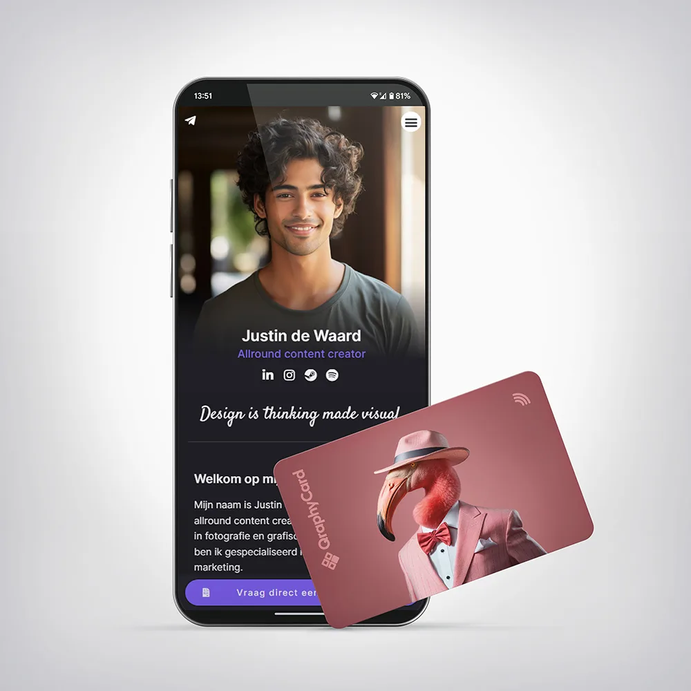 NFC Visitekaart Animals inc. – Flamingo — tegen een telefoon gehouden