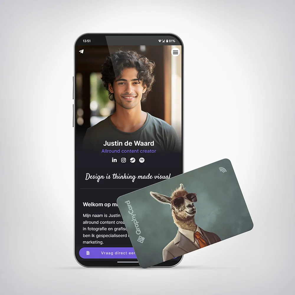 NFC Visitekaart Animals inc. – Lama — tegen een telefoon gehouden
