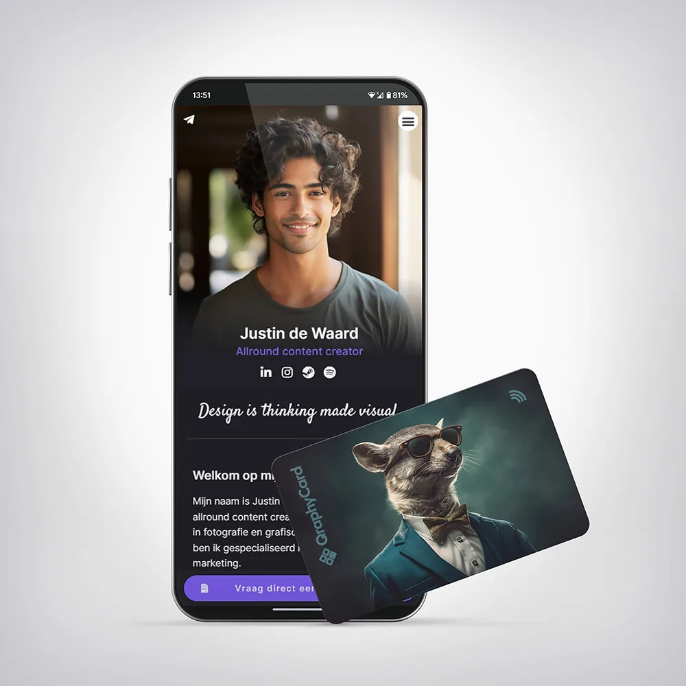 NFC Visitekaart Animals inc. – Marter — tegen een telefoon gehouden