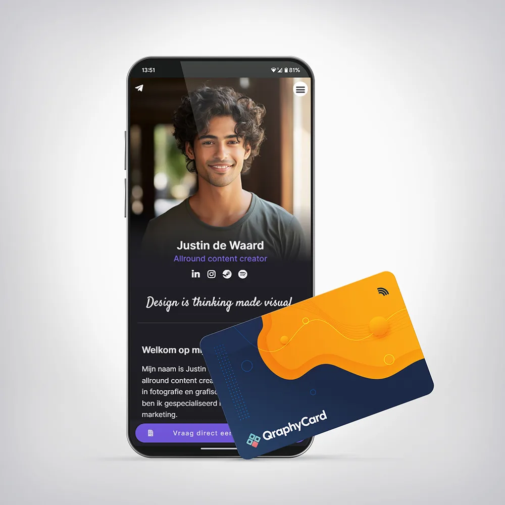 NFC Visitekaart Eggcellent — tegen een telefoon gehouden