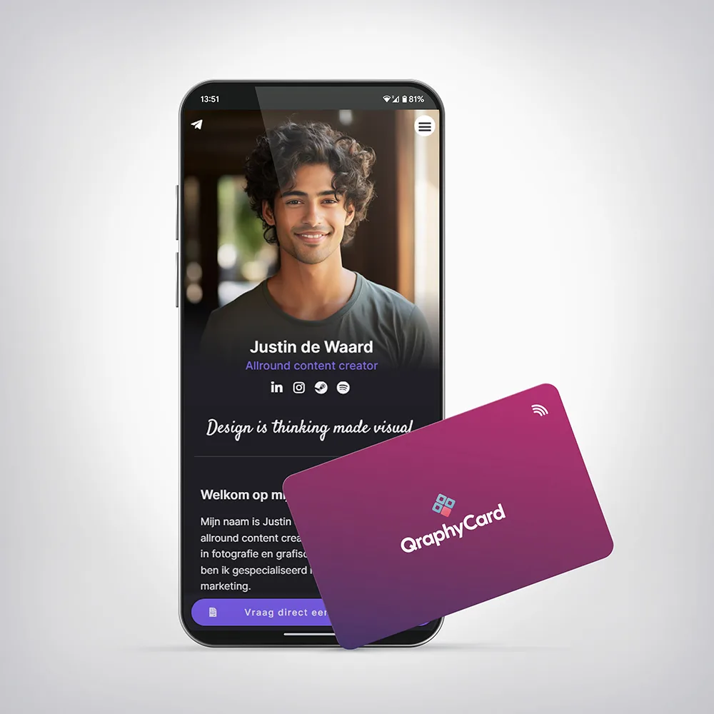 NFC Visitekaart Magenta Gradient — tegen een telefoon gehouden