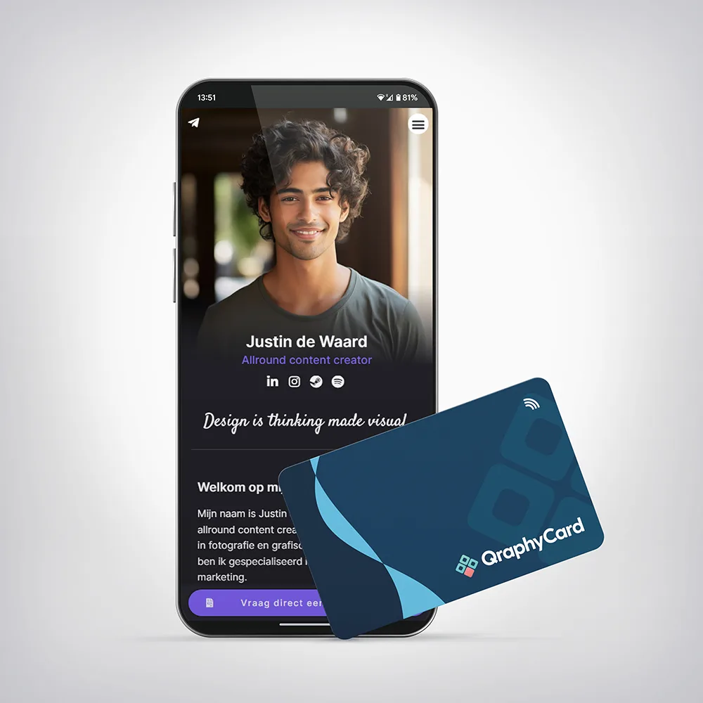 NFC Visitekaart Blauwe Swirl — tegen een telefoon gehouden