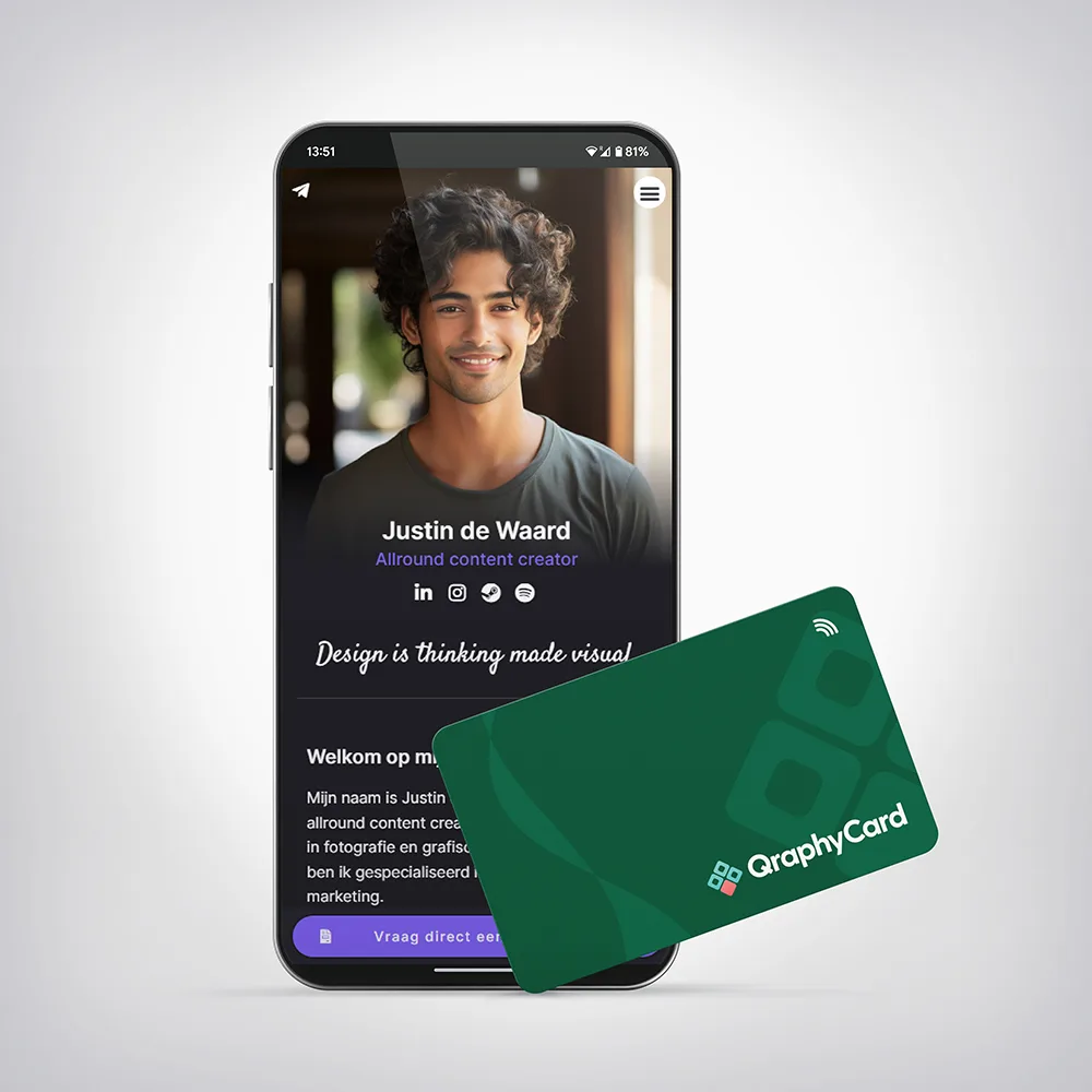 NFC Visitekaart Groene Swirl — tegen een telefoon gehouden