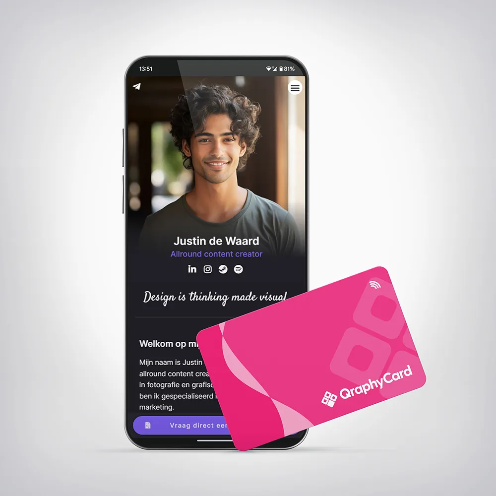 NFC Visitekaart Magenta Swirl — tegen een telefoon gehouden