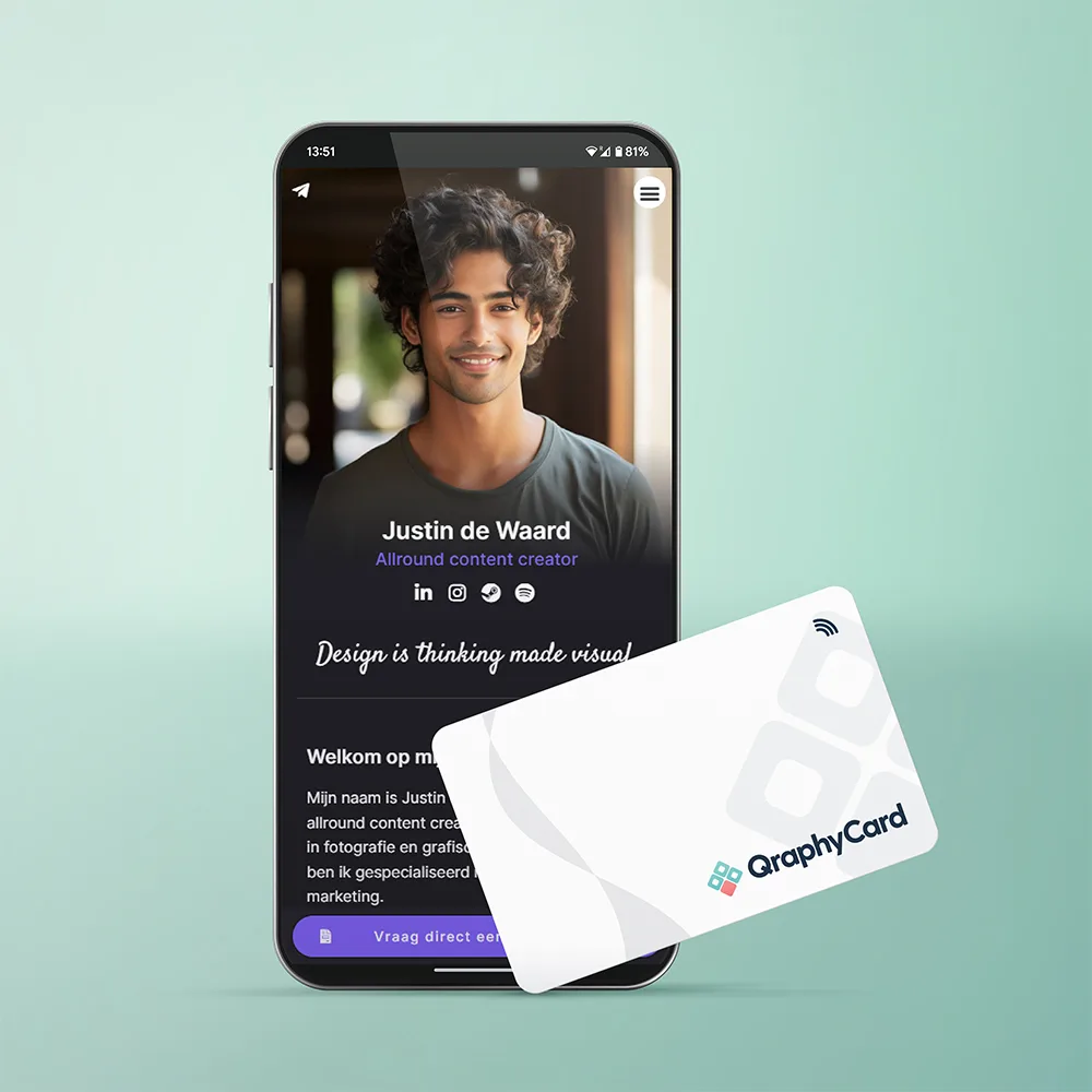 NFC Visitekaart – Witte Swirl — tegen een telefoon gehouden