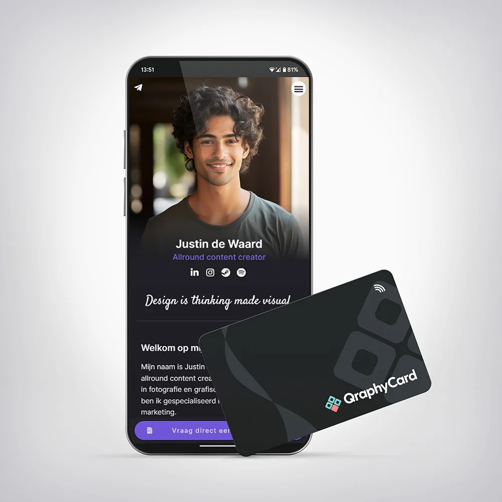 NFC Visitekaart – Zwarte Swirl — tegen een telefoon gehouden