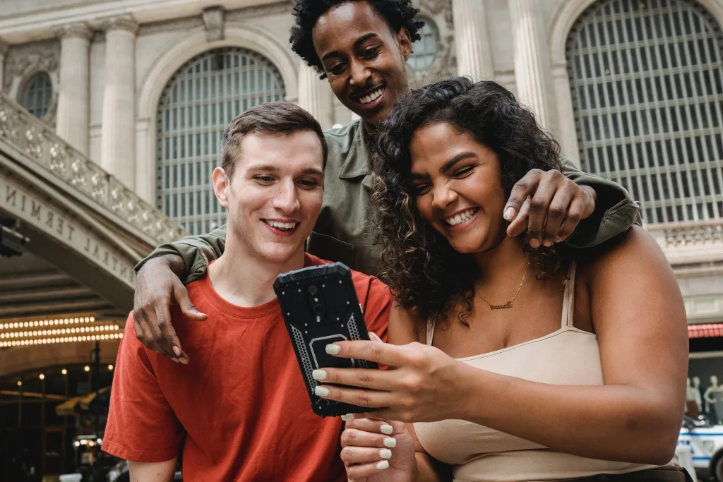 Een Qraphy-kaartje wordt getapt tegen een telefoon